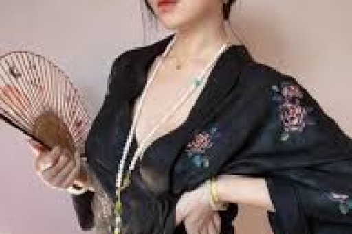 陪睡陪玩已过时！又一女星自曝潜规则当众被强吻、伸手进裤子